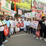 रिक्शा चलाकर कांग्रेसियों का महंगाई विरोध प्रदर्शन