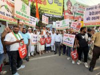 रिक्शा चलाकर कांग्रेसियों का महंगाई विरोध प्रदर्शन