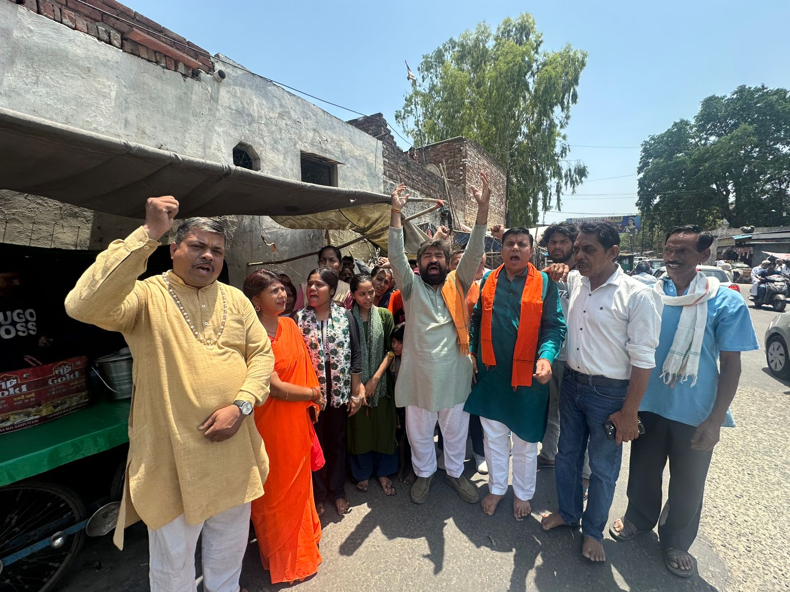 मंदिर के समीप नॉनवेज के बिक्री पर हंगामा