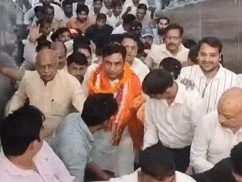 डा. साेमेन्द्र तोमर ने काली पलटन में पूजा कर लिया आर्शीवाद
