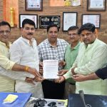 व्यापारी बोले कार नहीं पब्लिक ट्रांसपोर्ट