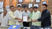 व्यापारी बोले कार नहीं पब्लिक ट्रांसपोर्ट