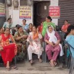 पुलिस बैकफुट पर धरना दे रही महिलाओं ने फिर लगाया टैंट