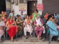 पुलिस बैकफुट पर धरना दे रही महिलाओं ने फिर लगाया टैंट