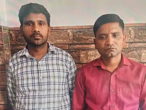 रिश्वत के एक लाख के साथ जेई और चालक अरेस्ट