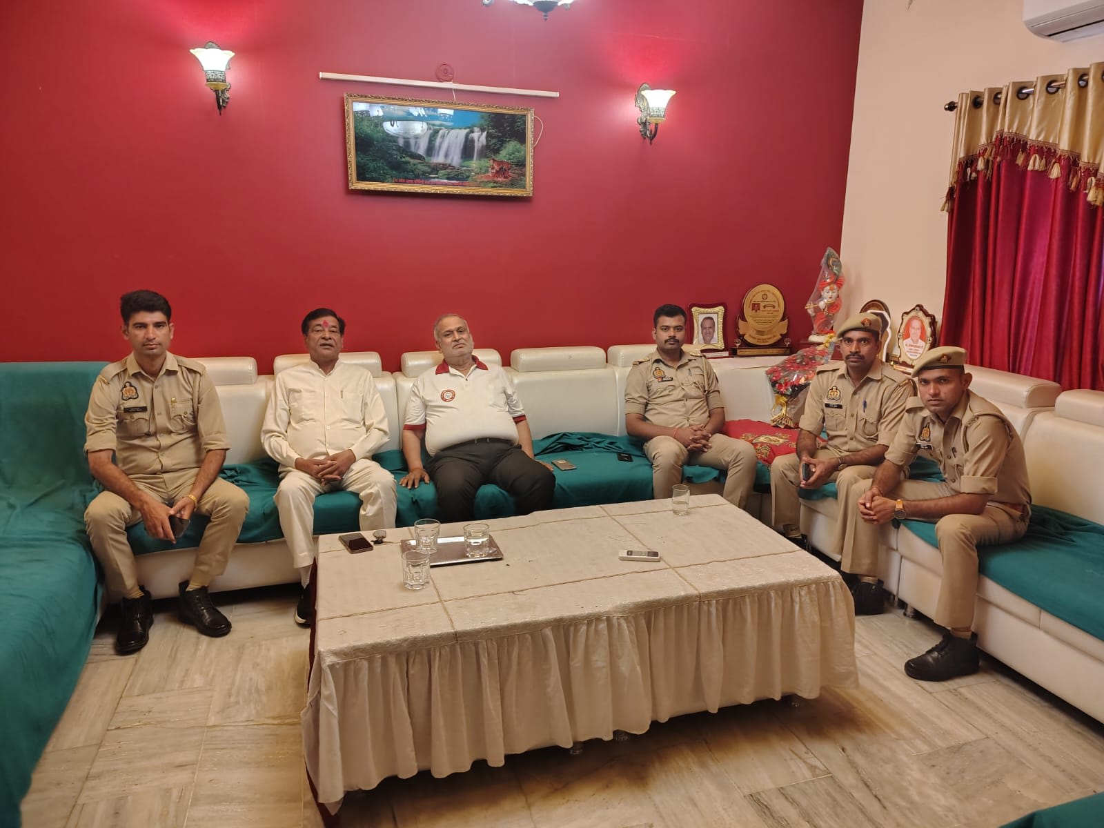 मिनाक्षीपुरम आवास पर दबिश व्यापारी नेता हाउस अरेस्ट
