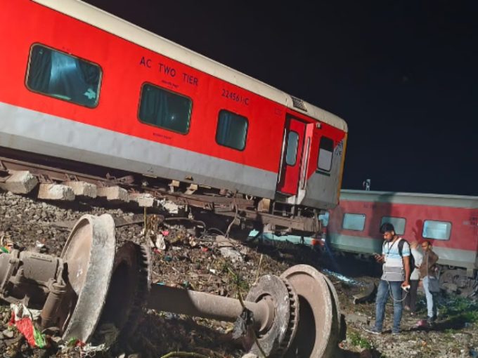 खतरे से खाली नहीं भारतीय रेल का सफर