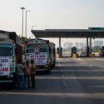 दिल्ली एनसीआर में थमे ट्रकों के पहिए