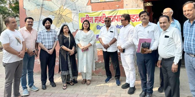 जीएसटी के अधिकारी व्यापारियों से मिले