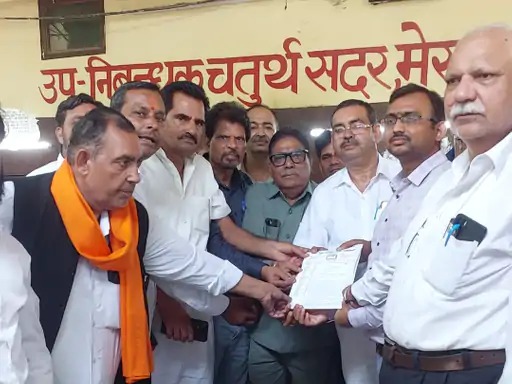 ई-पंजीकरण प्रणाली के विरोध में रजिस्ट्री कार्यालय पर जड़ा ताला