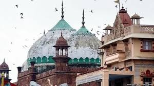 शहर की सड़कों पर मंदिर और मजार क्यों