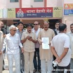 नगर निगम के कर्मचारी नेताओं ने देहलीगेट पर तहरीर दी