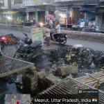 नाला साफ कर सड़क पर फैला दी गंदगी