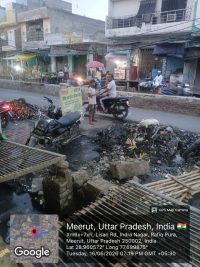 नाला साफ कर सड़क पर फैला दी गंदगी