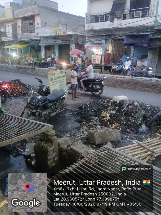 नाला साफ कर सड़क पर फैला दी गंदगी