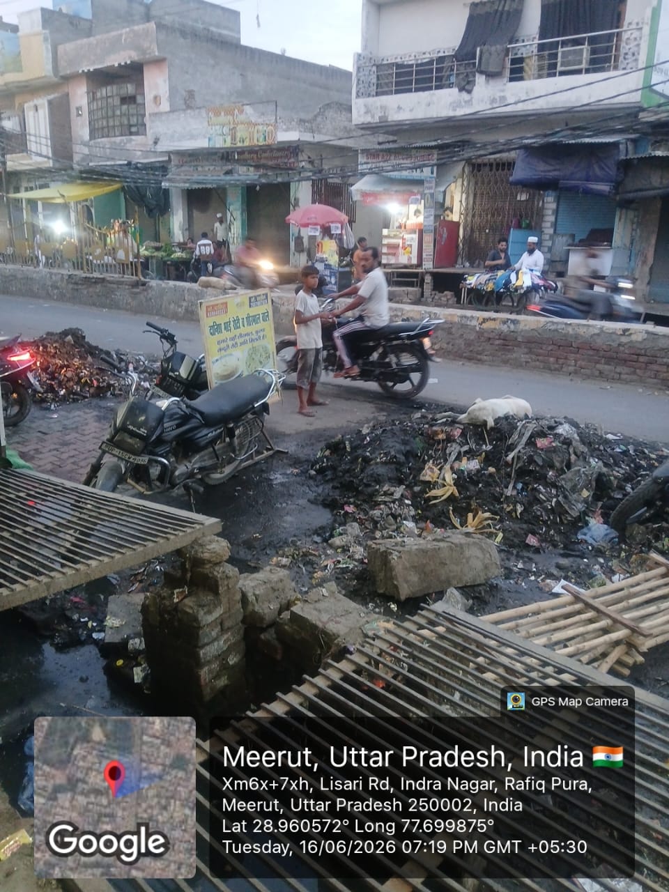 नाला साफ कर सड़क पर फैला दी गंदगी