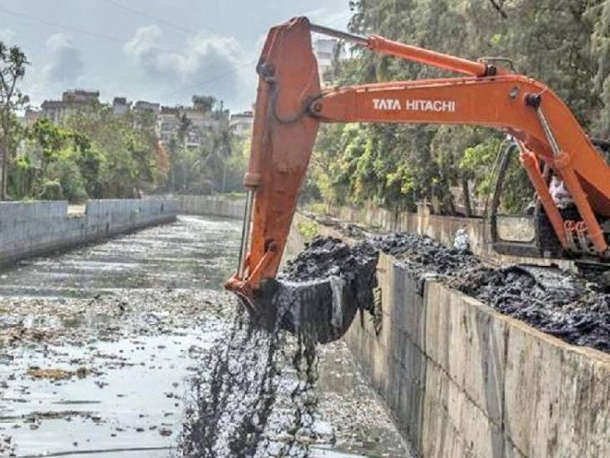 रात में करायी जा रही है शहर के बड़े नालों की सफाई