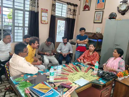 जीएसटी की टीम को घेरा मौके पर पहुंचे अफसर
