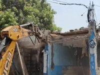 तीसरे दिन भी मकानों पर गरजती रहीं आवास विकास की जेसीबी