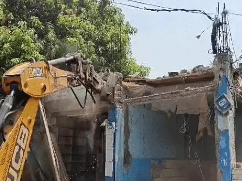 तीसरे दिन भी मकानों पर गरजती रहीं आवास विकास की जेसीबी