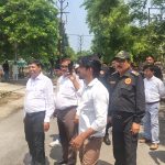 निगम की जेसीबी पर जा चढ़ा शख्स