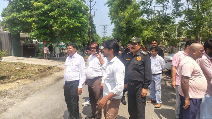 निगम की जेसीबी पर जा चढ़ा शख्स