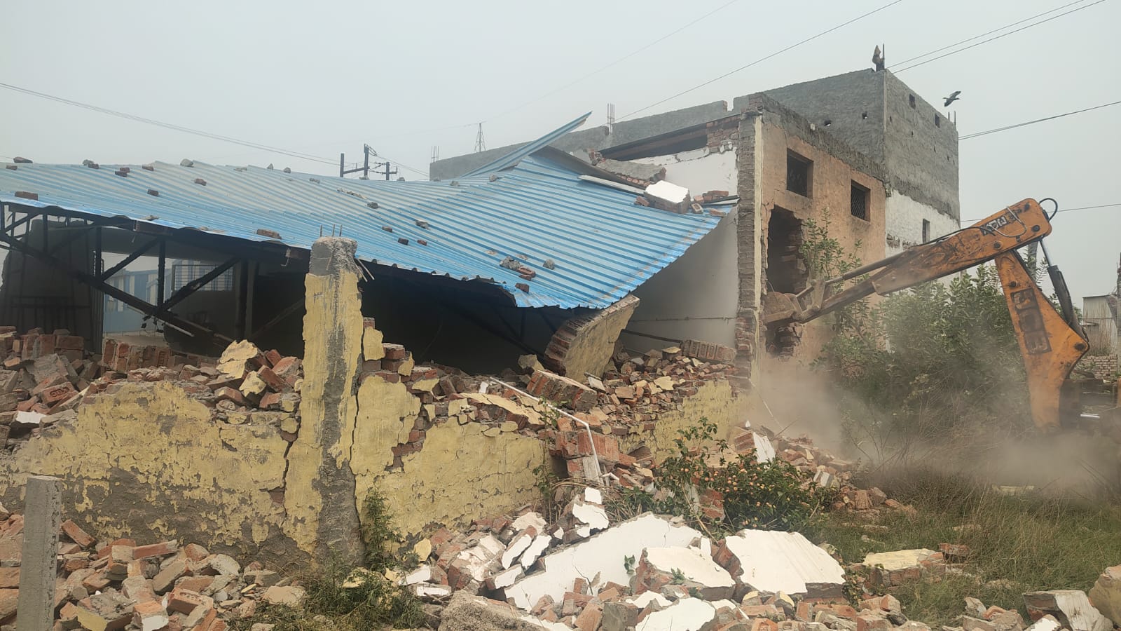 निगम की कार्रवाई दूसरे दिन भी जारी, चार फैक्ट्री जमीदोज