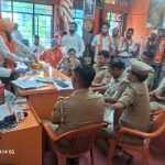 पुलिस ने घेरा शिवसेना कार्यालय जमकर बहस