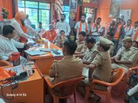 पुलिस ने घेरा शिवसेना कार्यालय जमकर बहस