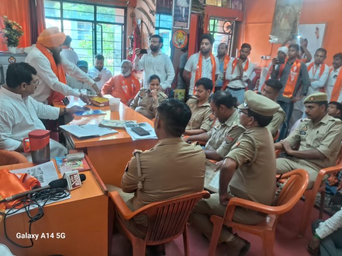 पुलिस ने घेरा शिवसेना कार्यालय जमकर बहस