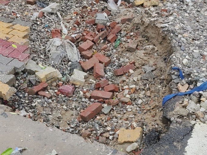 बारिश ने बिगाड़ा शहर की सड़कों को हुलिया