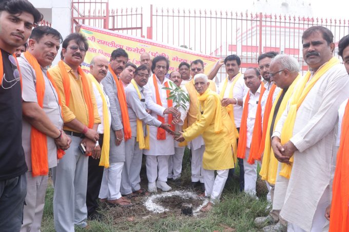 महापौर ने किया रामलीला मैदान में वृक्षारोपण