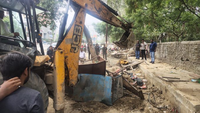 तीन स्थानों पर गरजी नगर निगम की जेसीबी