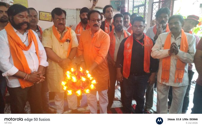 शिवसेना ने की महाआरती व हनुमान चालीसा