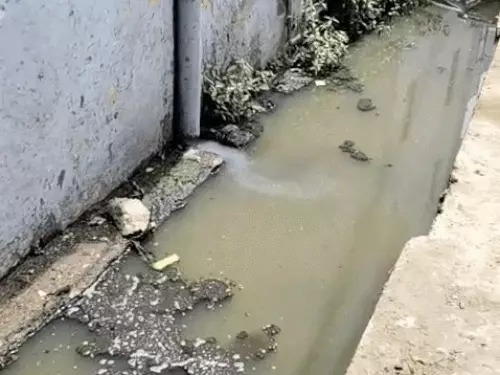 बारिश से गर्मी से राहत जलभराव में फंसे लोगों का निकला पसीना