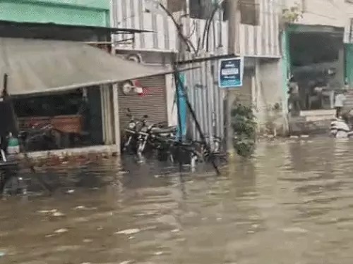 बारिश से शहर में हर तरफ आफत ही आफत