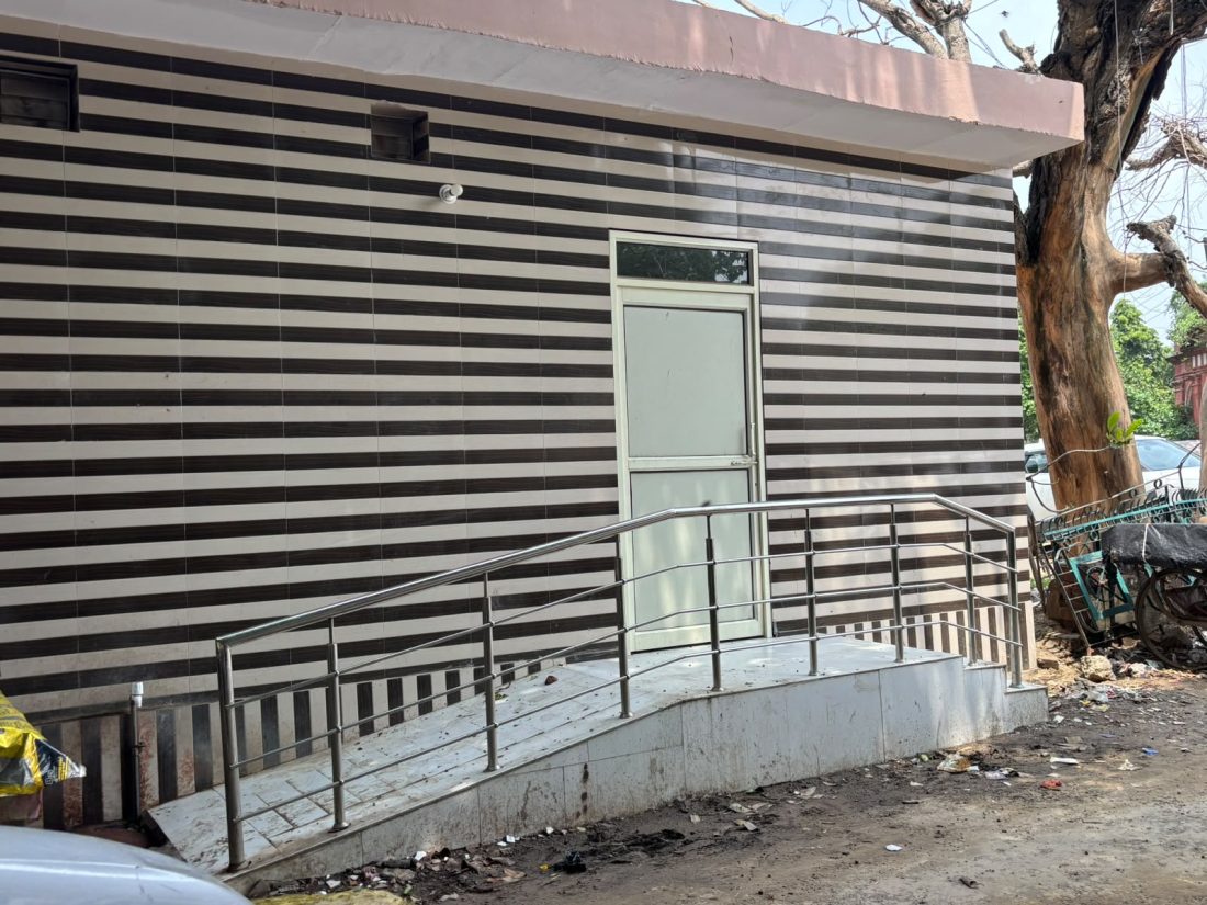 छह माह से निगम के टॉयलेट पर ताला