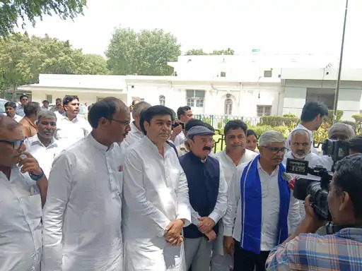 पुलिस ने कांग्रेसी नेताओं को टोल से लौटाया