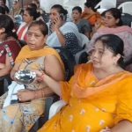 नोटिसों के खिलाफ महिलाओं दो टूक जारी रहेगा धरना