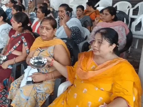 नोटिसों के खिलाफ महिलाओं दो टूक जारी रहेगा धरना