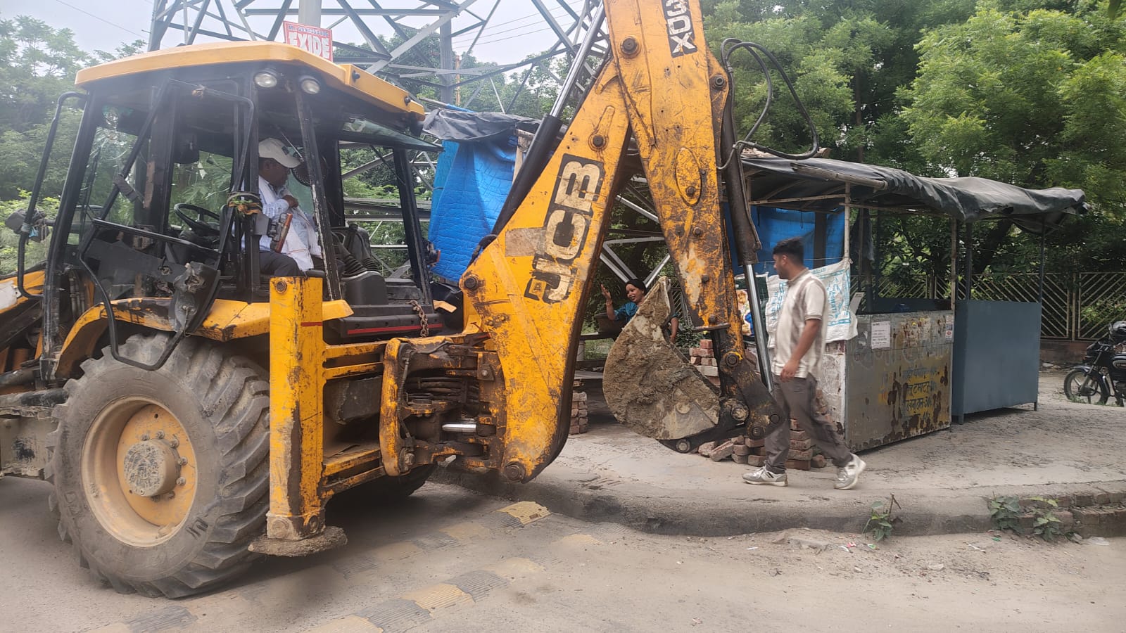 शताब्दीनगर इलाके में जमकर गरजी निगम की जेसीबी