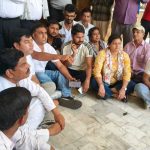 ताला देखकर भड़के कांग्रेसी, पुलिस वालों से तीखी झड़पें धरना