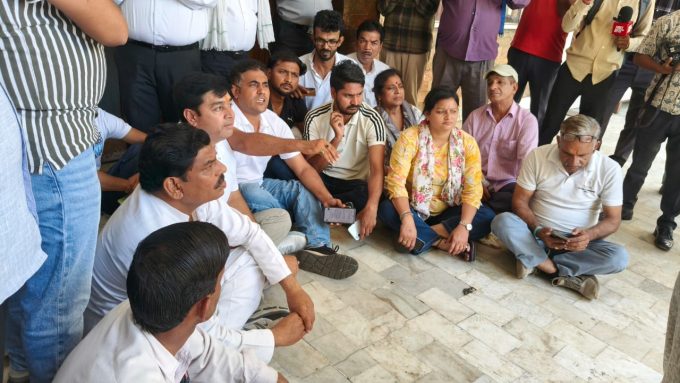 ताला देखकर भड़के कांग्रेसी, पुलिस वालों से तीखी झड़पें धरना