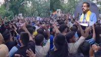 इस्तीफे के बाद जंतर मंतर पर युवाओं का जश्न