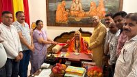 कैंट विधायक ने किया पुजारियों का सम्मान