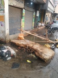 खैरनगर में दुकानों में घुसा बारिश का पानी