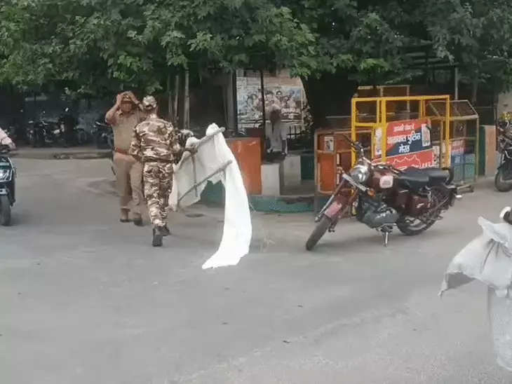 शिक्षा मंत्री का अर्थी के पुतले दहन को लेकर सपाइयों की पुलिस से झड़प