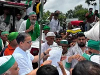 किसानों के आगे बैकफुट पर नजर आए अफसर