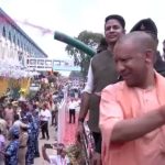 मंत्री सांसद ने सीएम योगी के साथ कांवड़ियों पर की पुष्पवर्षा