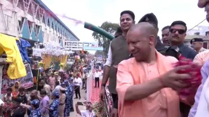 मंत्री सांसद ने सीएम योगी के साथ कांवड़ियों पर की पुष्पवर्षा